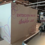 Großflächige Mauerverklebung im Innenbereich als Beschriftung