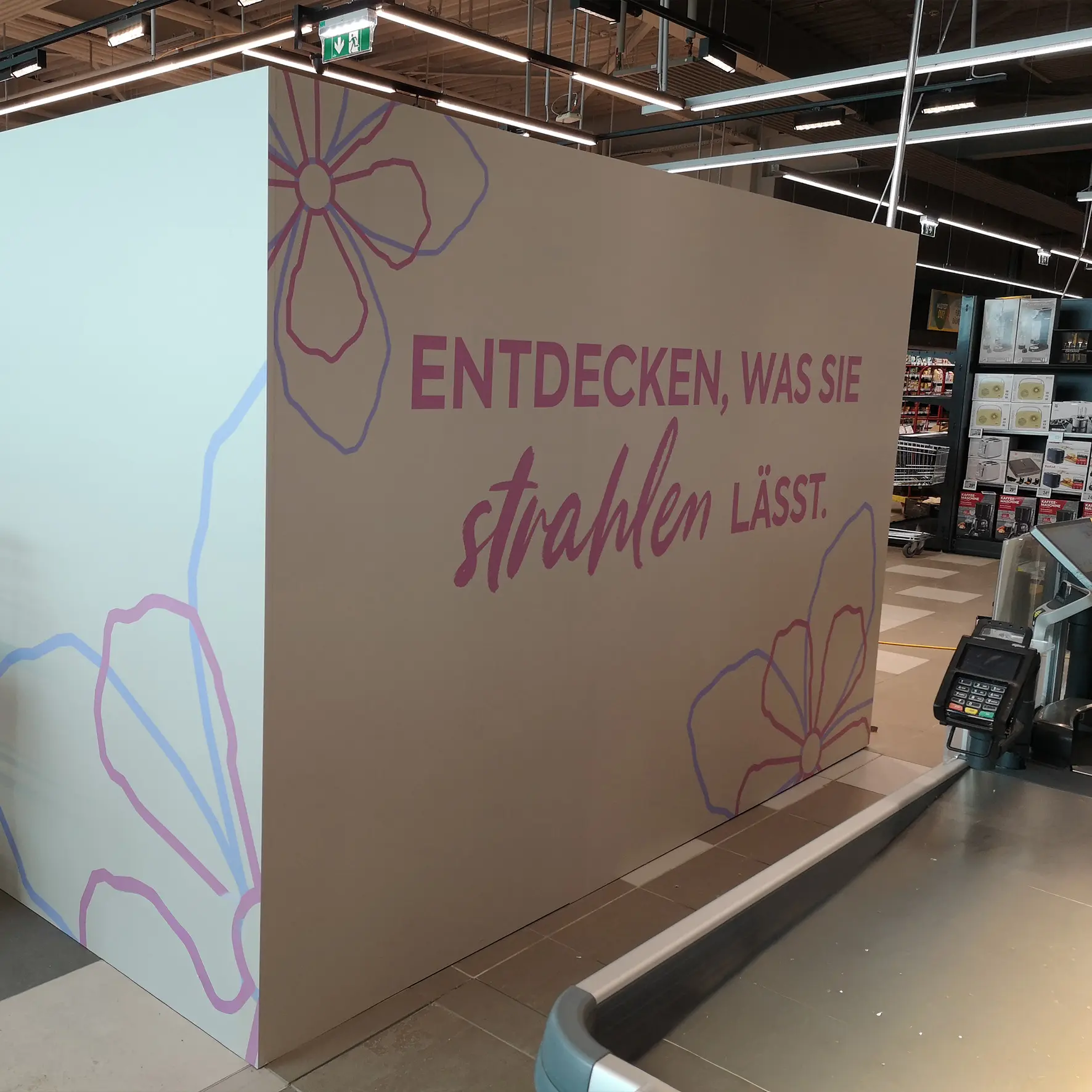 Großflächige Mauerverklebung im Innenbereich als Beschriftung