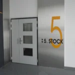 Konturgeschnittene Plotterschrift als Gebäudebeschriftung