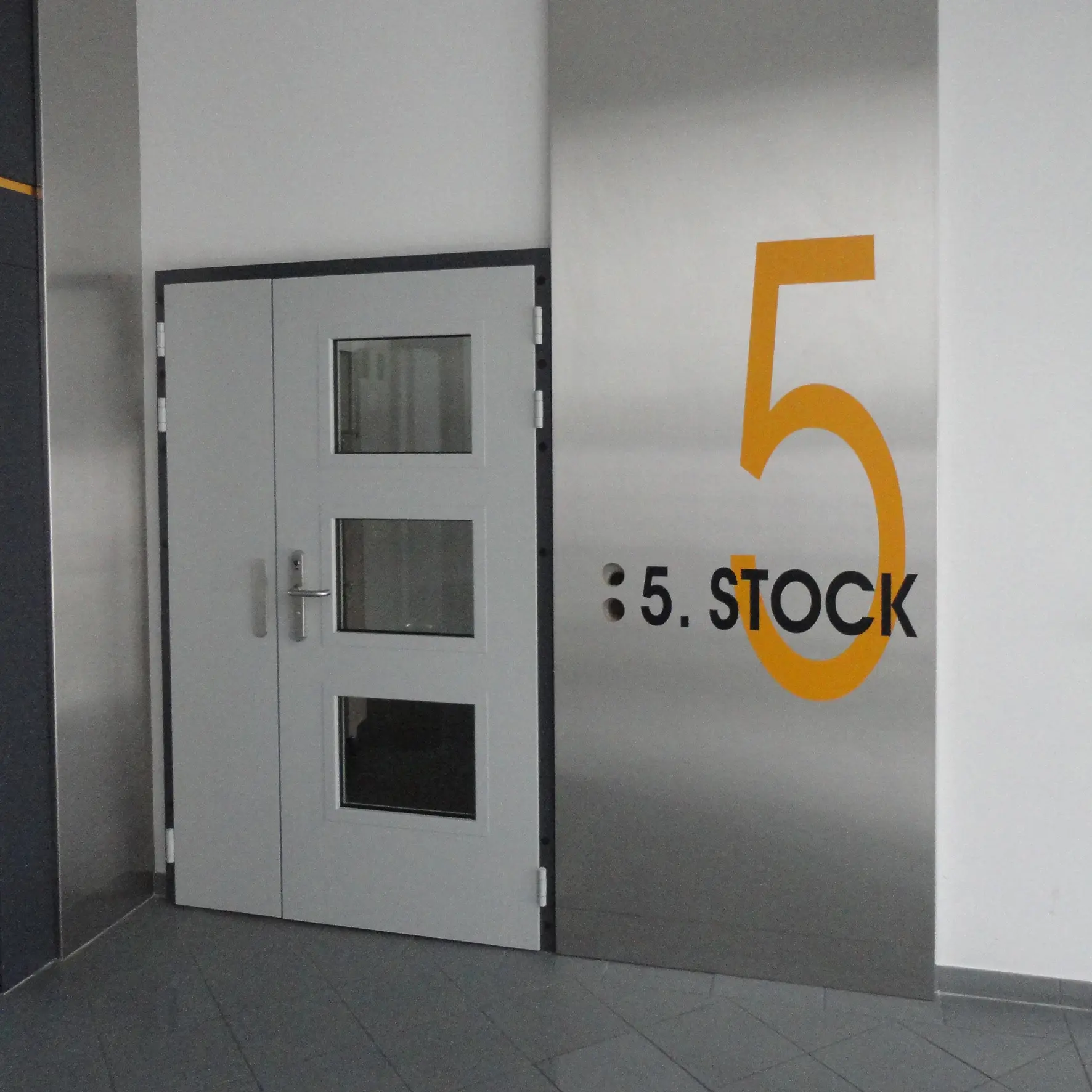 Konturgeschnittene Plotterschrift als Gebäudebeschriftung