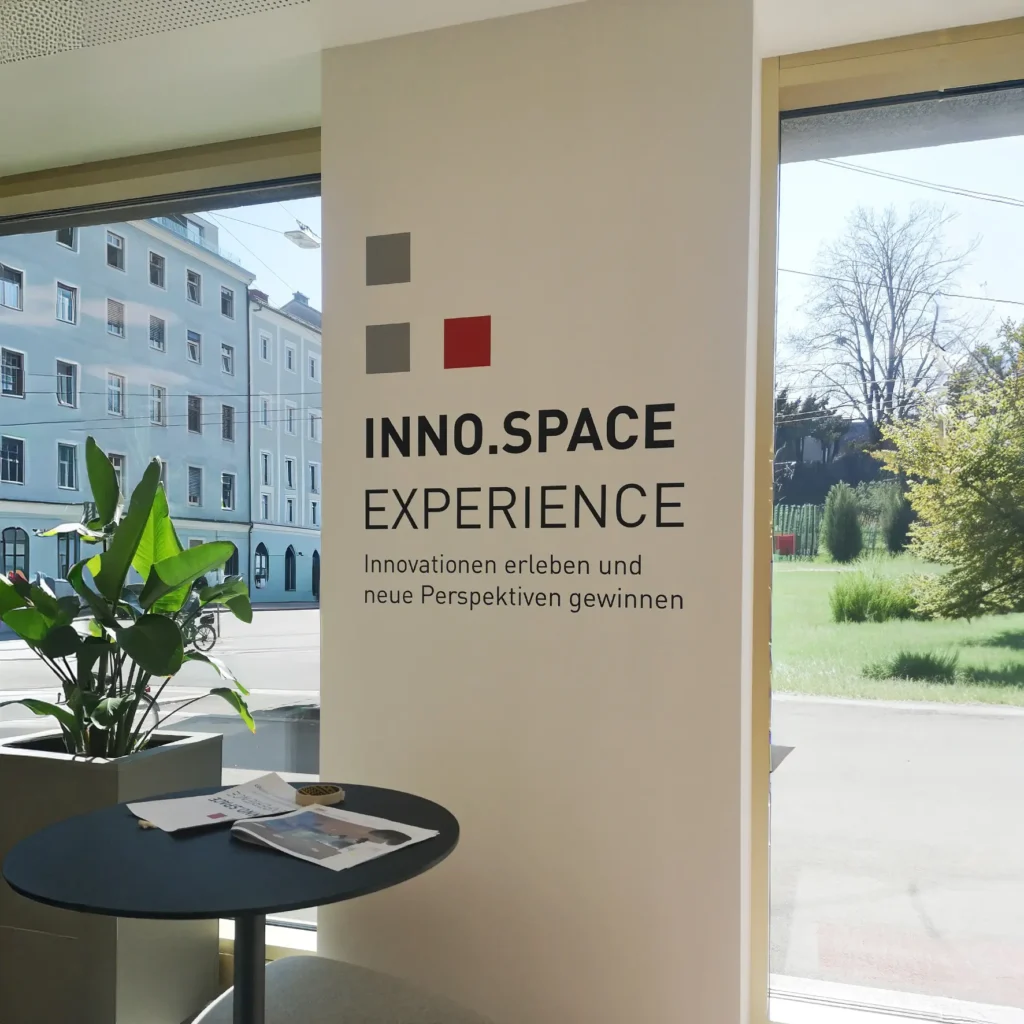 Folienschnitte auf einer Wand zur individuellen Beschriftung