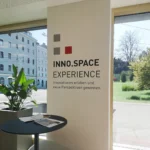 Folienschnitte auf einer Wand zur individuellen Beschriftung