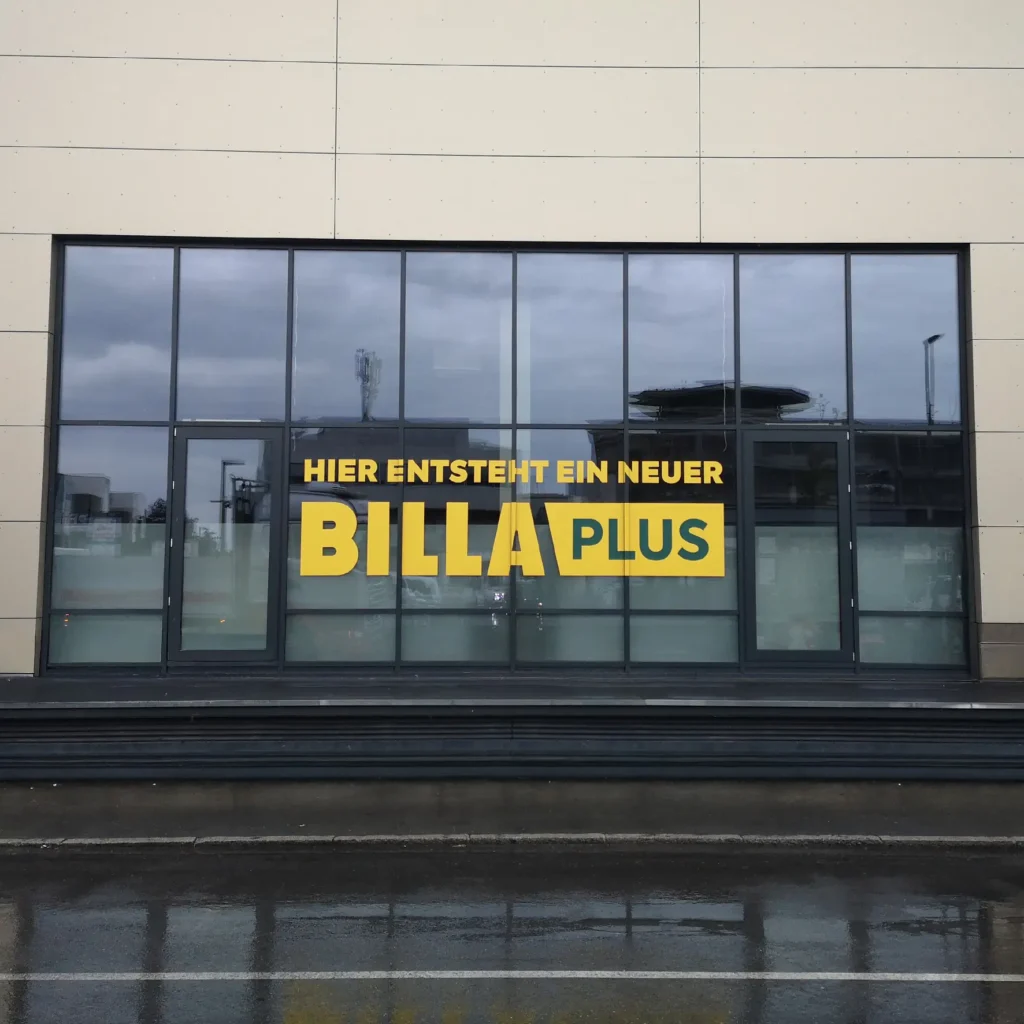 Fassadenbeschriftung mit Firmenlogo als Folienschnitt