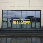 Fassadenbeschriftung mit Firmenlogo als Folienschnitt