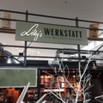 Leuchtbuchstaben und Fräsbuchstaben auf einer Werbetafel