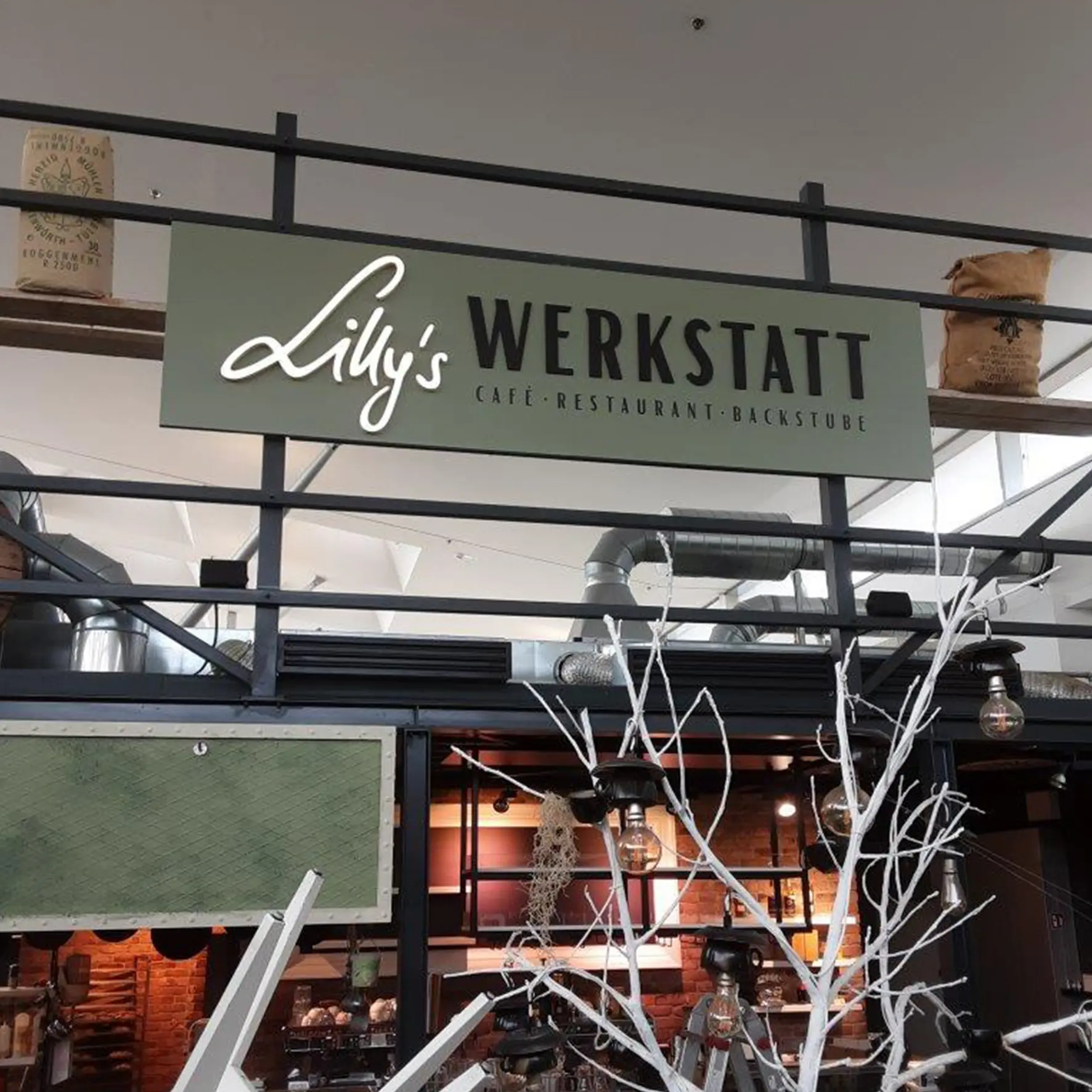 Leuchtbuchstaben und Fräsbuchstaben auf einer Werbetafel