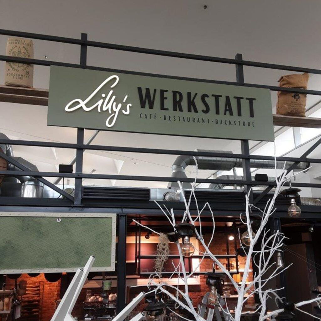 Edles Werbeschild mit aufgesetzten Fräsbuchstaben auf Aluverbundtafel