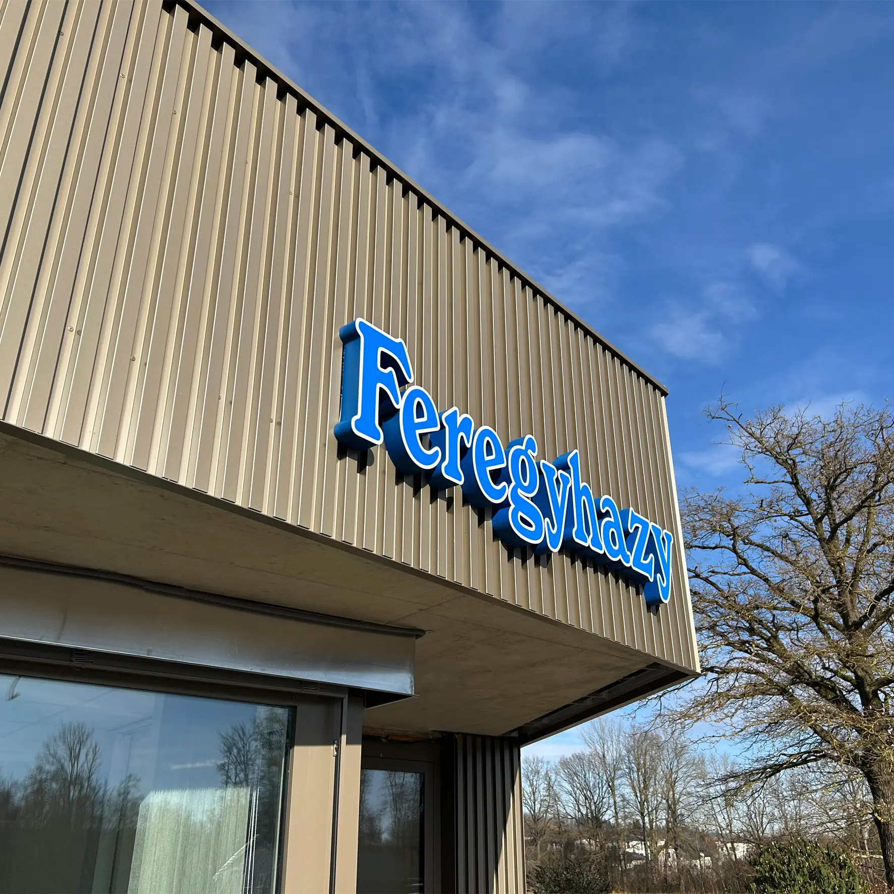 Beleuchtete 3D-Leuchtbuchstaben mit gleichmäßiger LED-Ausleuchtung in modernem Design