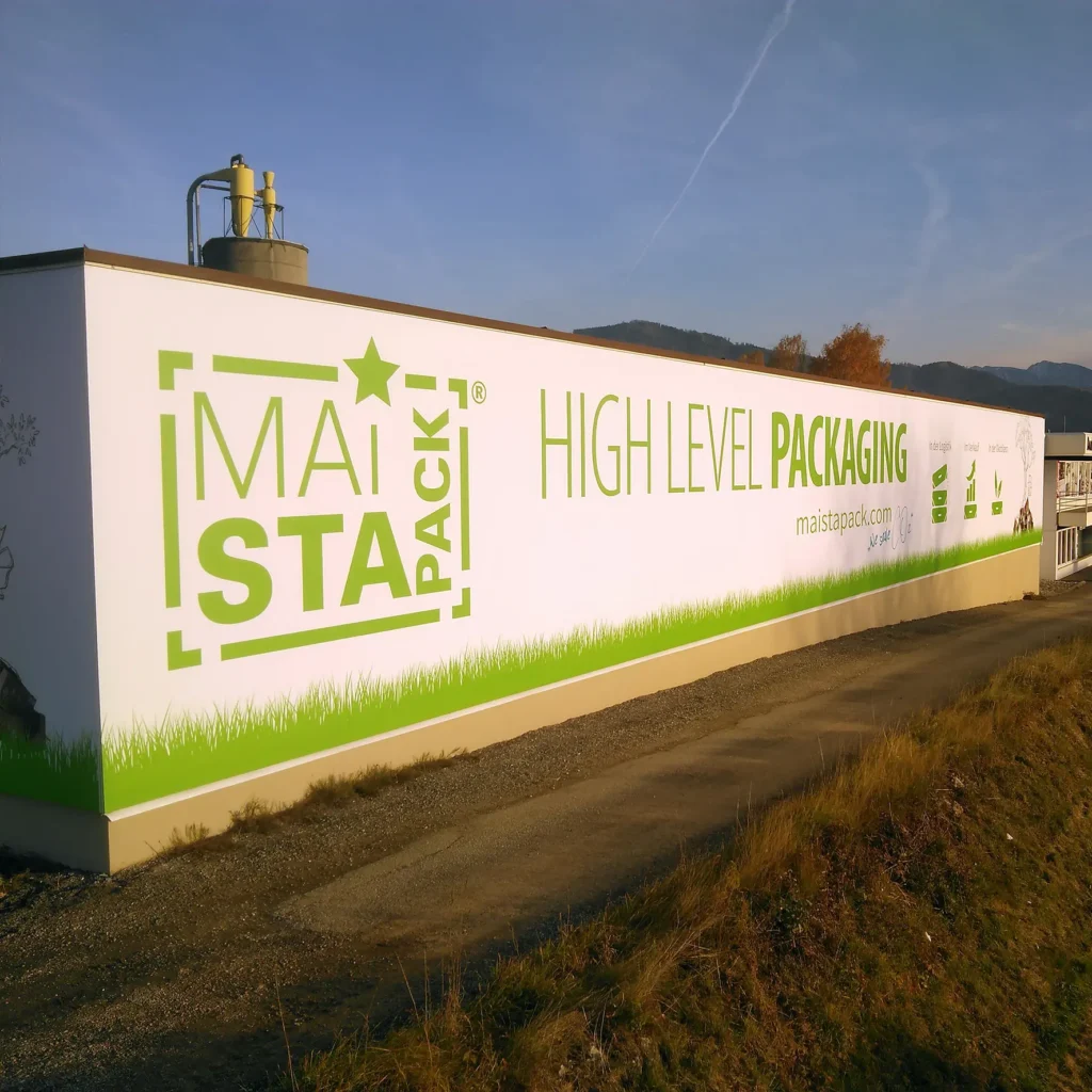 Textile Fassadenverkleidung mit großformatigem Werbedruck an Gebäude