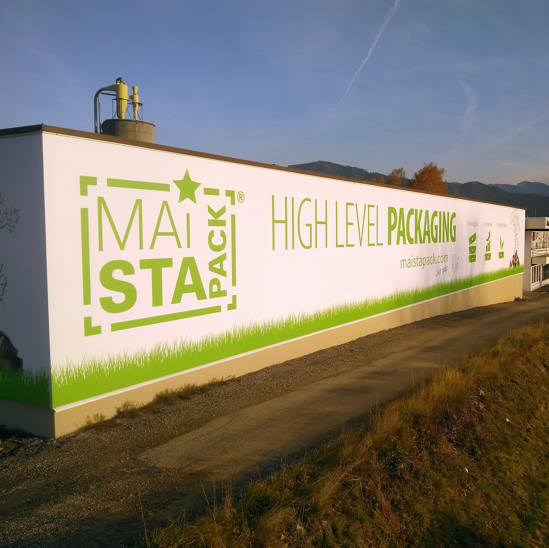 Textile Fassadenverkleidung mit großformatigem Werbedruck an Gebäude