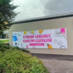 Großformatige blickdichte Fassadenbespannung auf Firmengebäude