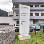 Beleuchteter Aluminium-Pylon mit eingelassenem Acryllogo für Außenwerbung