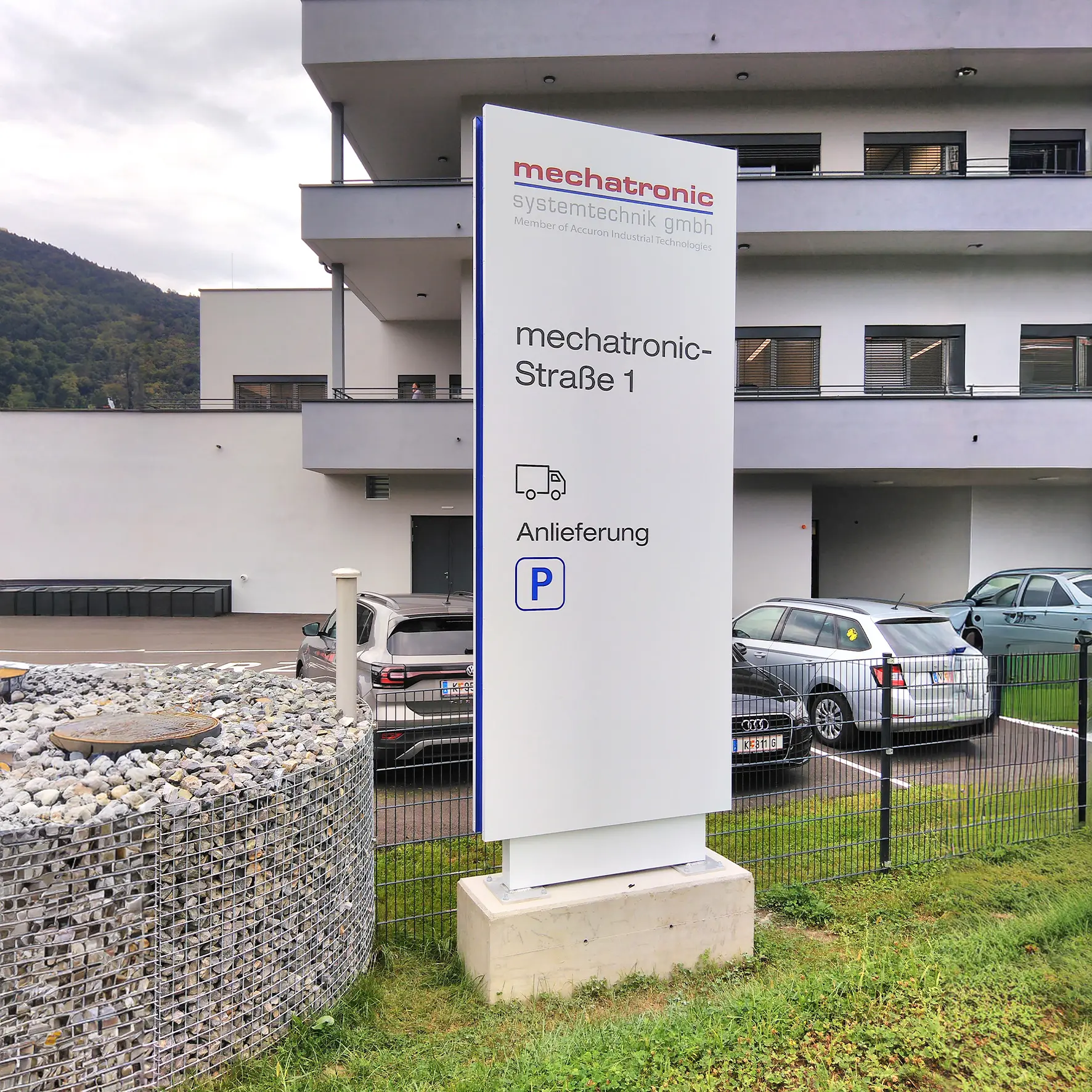 Beleuchteter Aluminium-Pylon mit eingelassenem Acryllogo für Außenwerbung