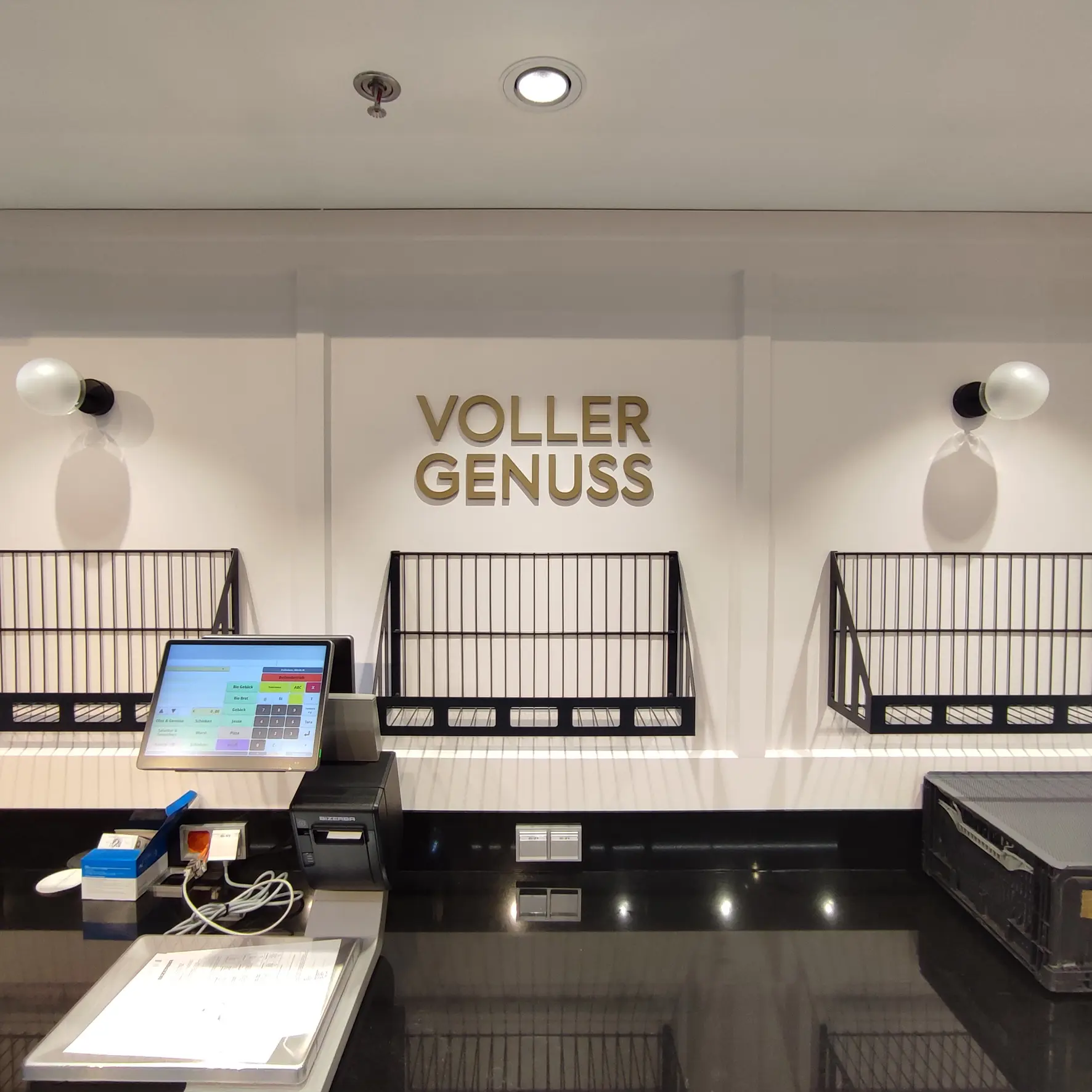 Leichte Fräsbuchstaben aus Hartschaum an einer Wand verklebt