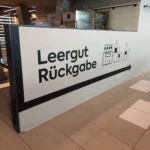 Bedruckte Folie als Wegweiser im Innenbereich