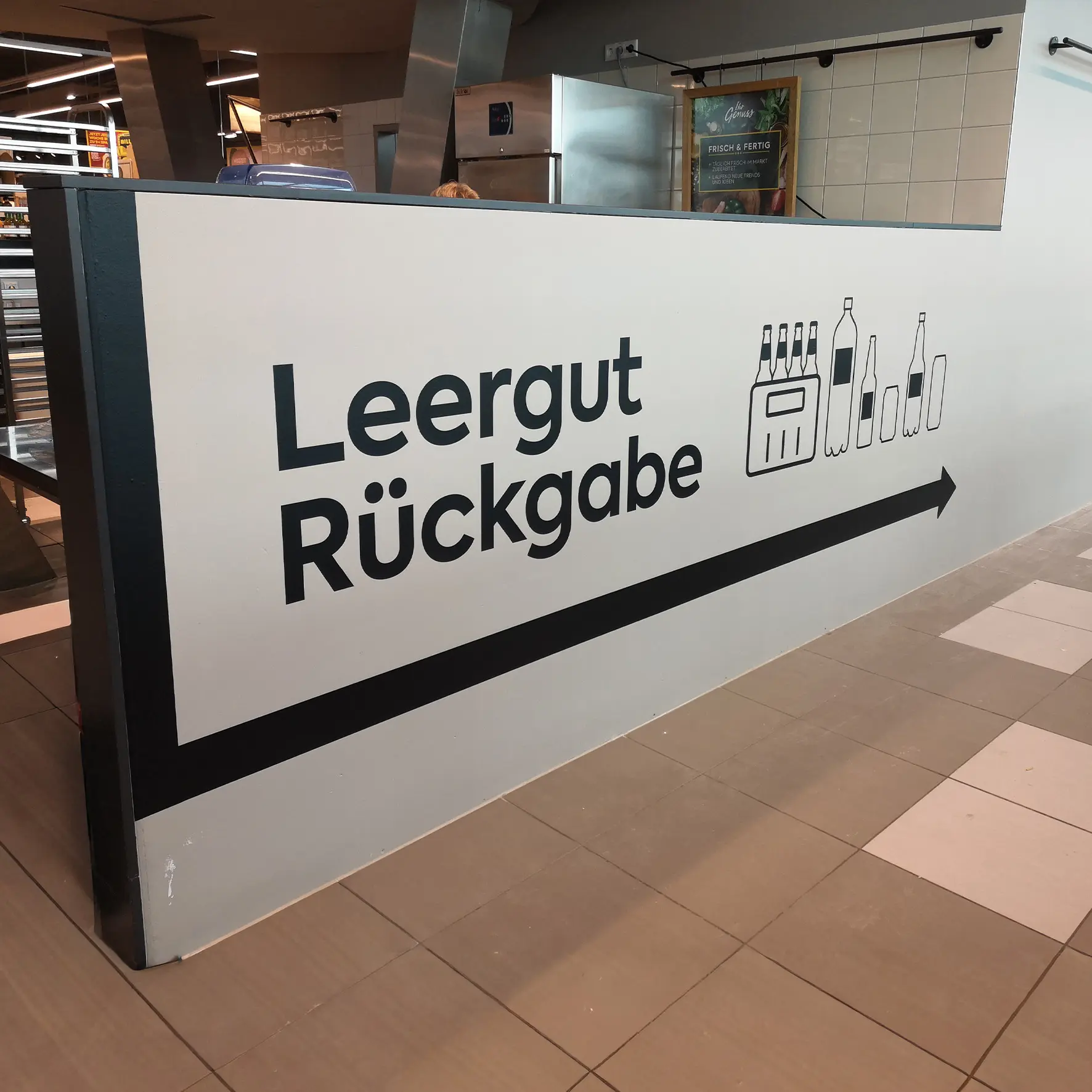 Bedruckte Folie als Wegweiser im Innenbereich