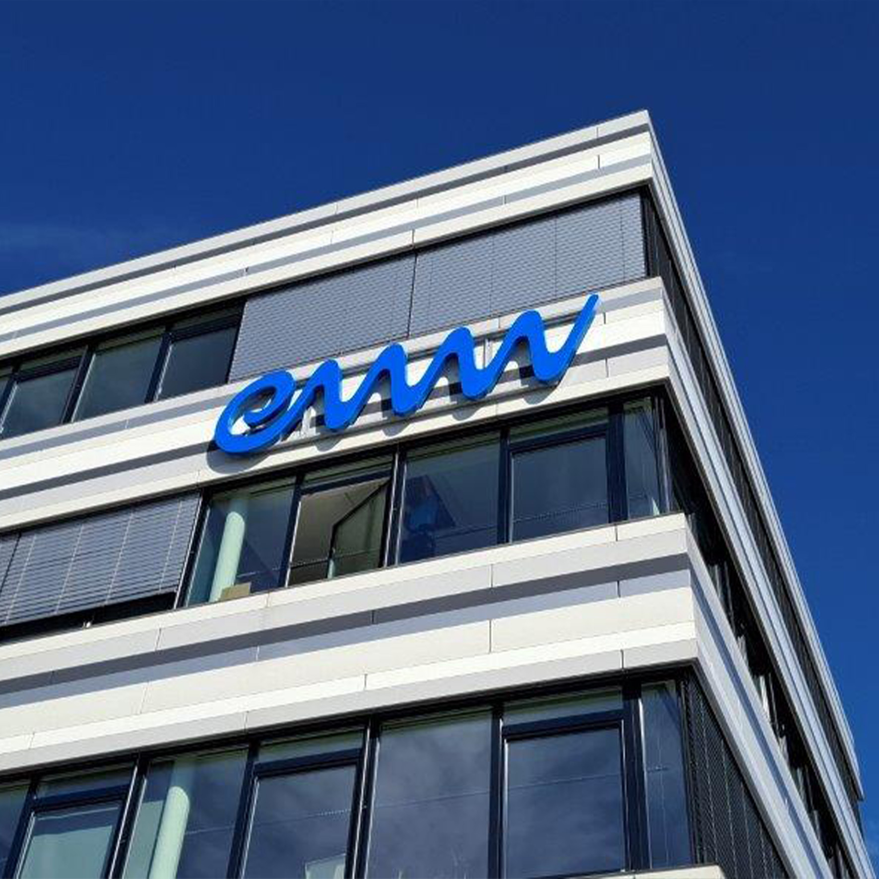 Individuell gefertigter LED-Schriftzug in Firmenfarben