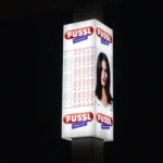 Leuchtschild aus Acrylglas bei Nacht