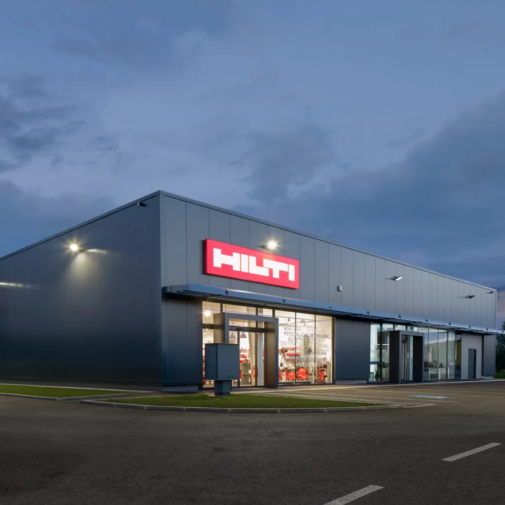 Spanntuch-Leuchtschild mit strahlender Beleuchtung im Dunkeln