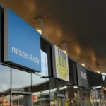 Bedrucktes LED-Leuchtschild an Fassade bei Dämmerung