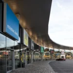 Bedrucktes LED-Leuchtschild an Fassade bei Dämmerung