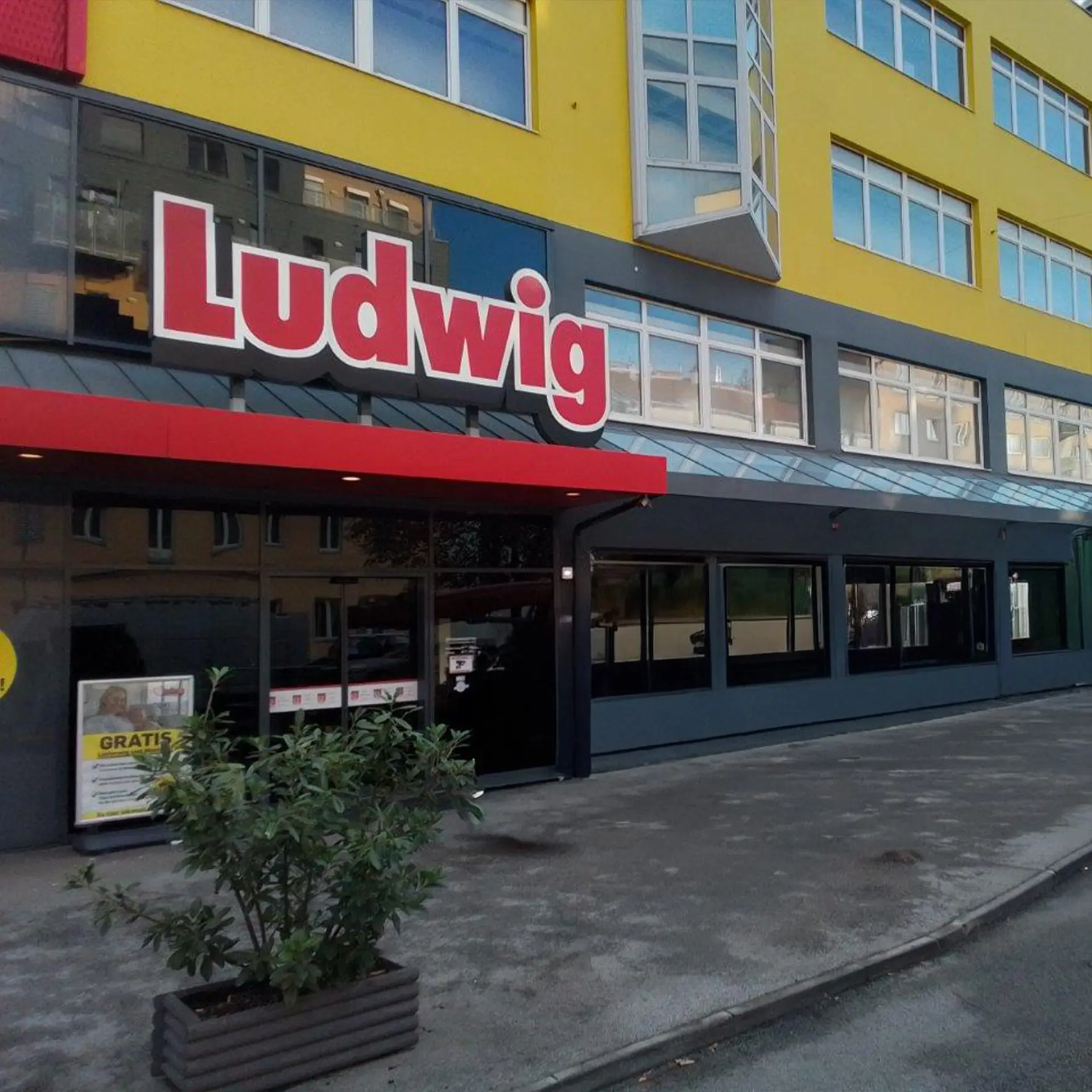 Frontleuchter aus LED-Einzelbuchstaben – beleuchteter Schriftzug für Fassaden