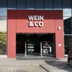 3D-Leuchtlogo aus Frontleuchtern über dem Eingangsbereich