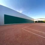 Durchgefärbte Mesh-Plane in Grün als dekorative Fassadenverkleidung