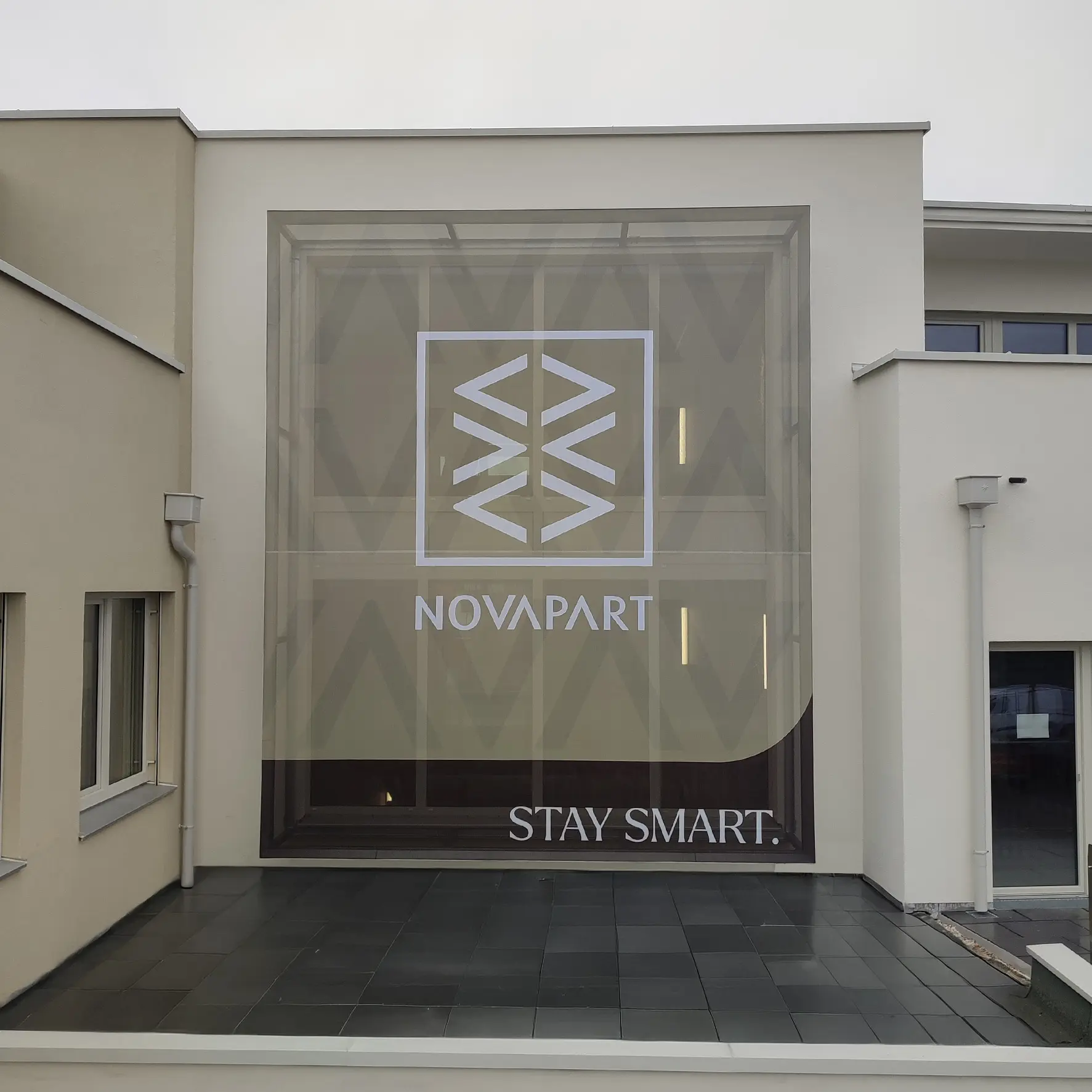 Großformatige, winddurchlässige Fassadenbespannung aus Mesh-Gewebe