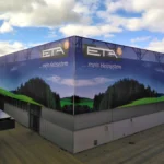 Durchscheinende Mesh-Fassadenbespannung mit bedrucktem Motiv an Gebäude