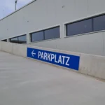 Parkplatzschild für Besucher mit klarer Beschriftung auf Aluverbund