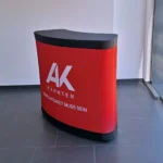 Gebogene pneumatische Theke mit Firmenlogo