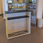 Rückseite einer Spinnentheke mit Textilfront und Holzplatte