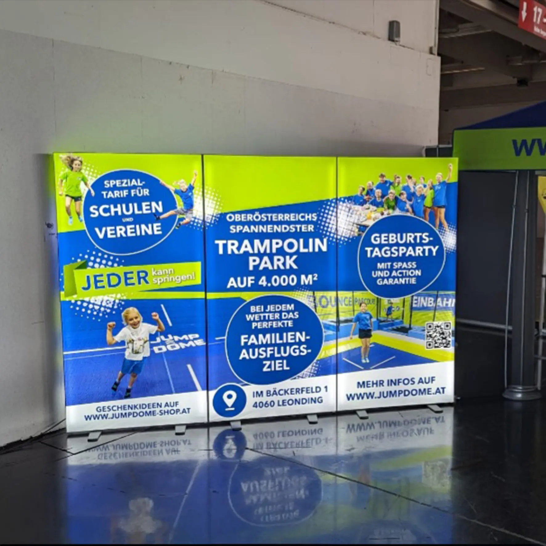 Kombinierbare Inno Pop-Up LED Module als großflächige Leuchtwand