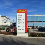 LED-Pylon mit ausgelaserten Acrylbereichen