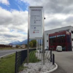 Werbepylon als Leitsystem auf einem Firmengelände