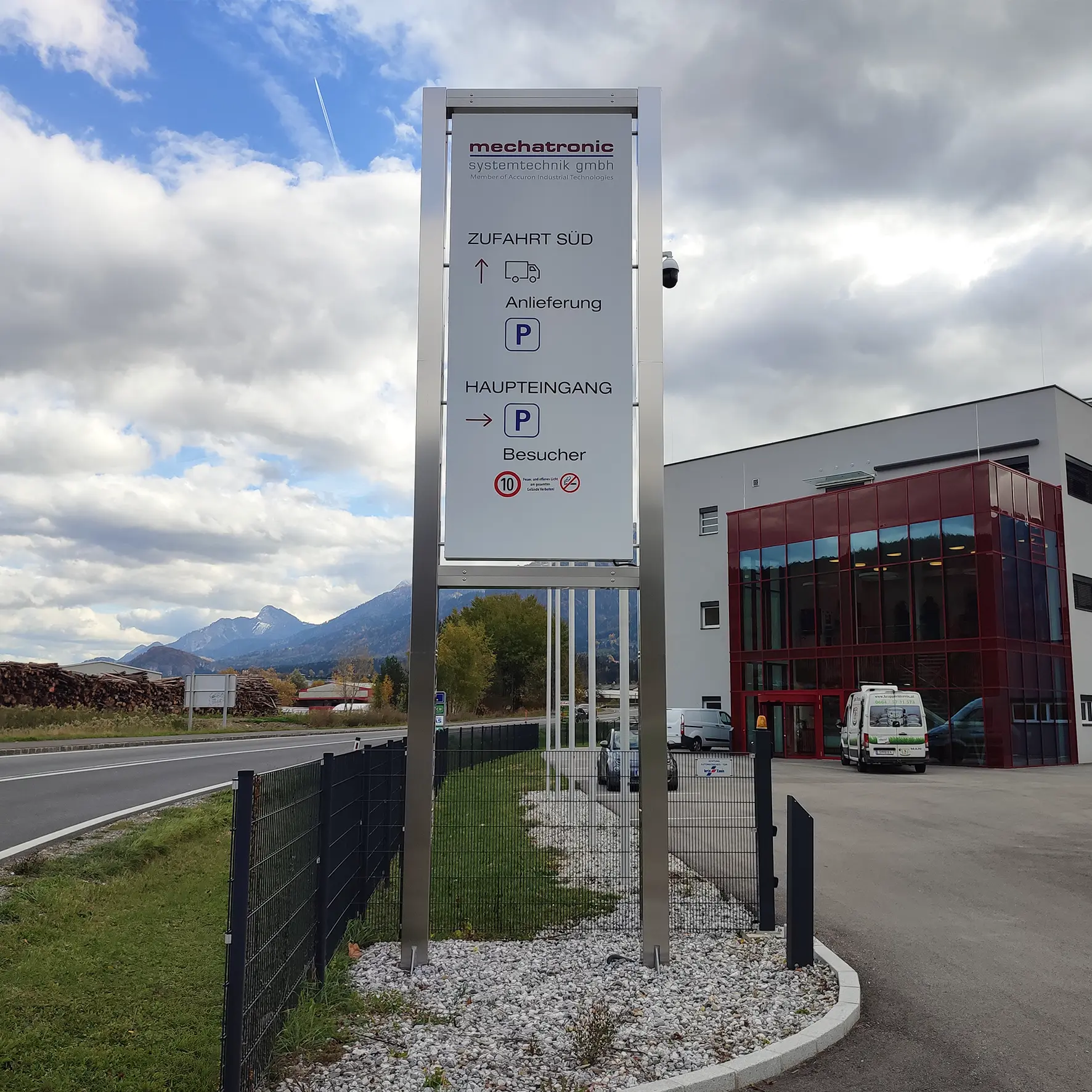 Werbepylon als Leitsystem auf einem Firmengelände