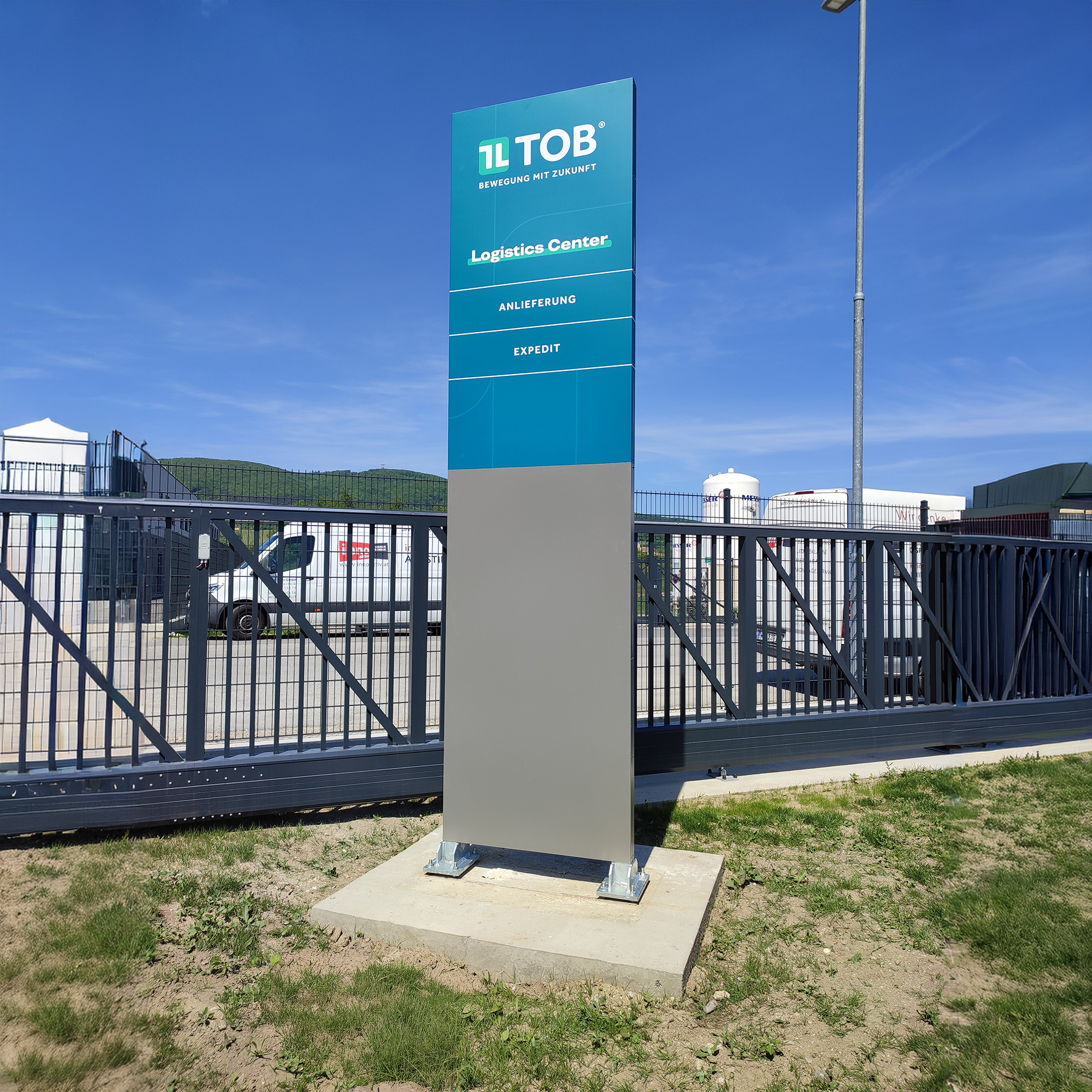 Werbepylon mit Aluminium-Kassetten auf Parkplatz