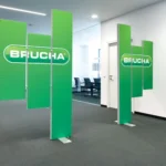 Farbig bedruckter Akustik-Raumteiler als Raumgestaltungselement in modernem Büro