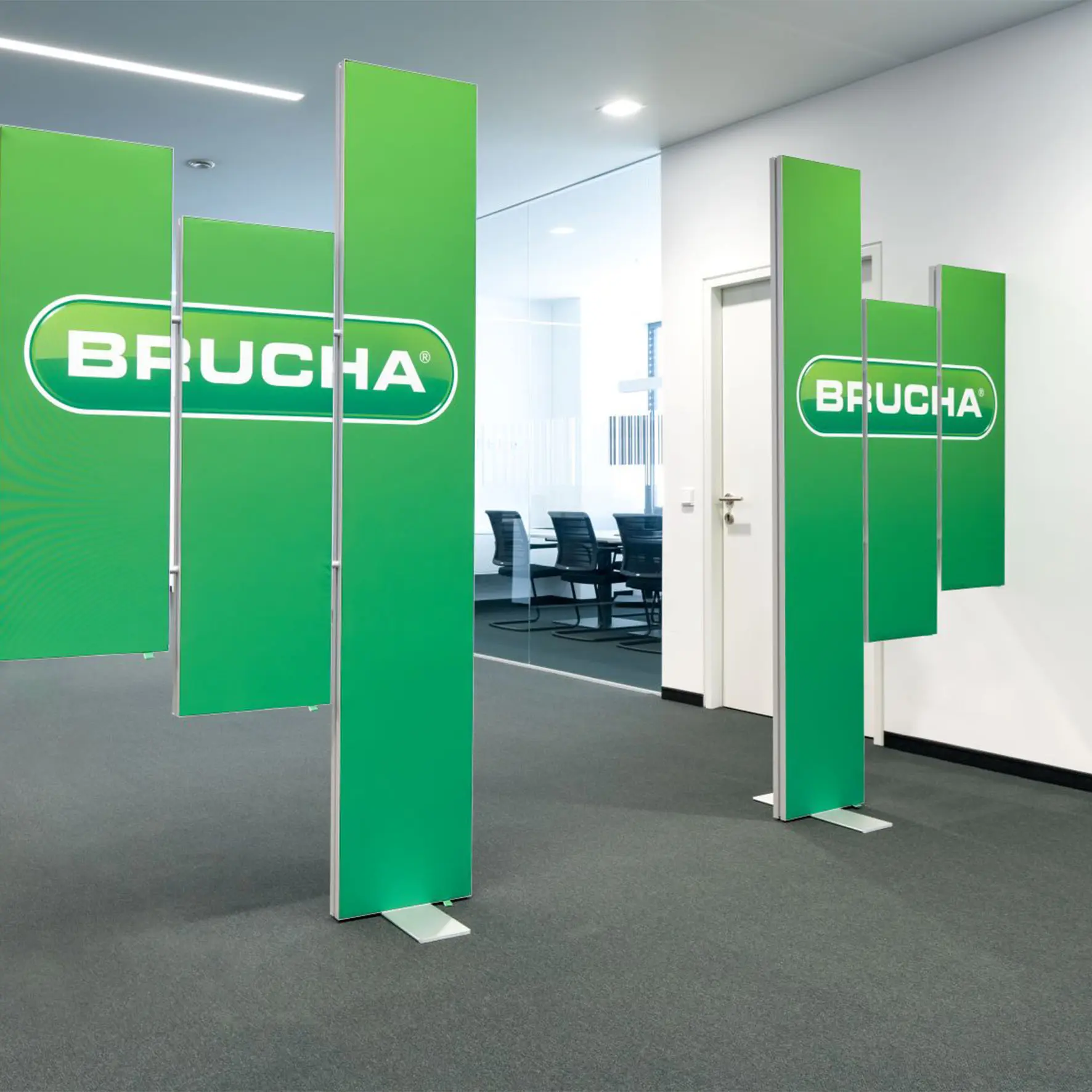 Farbig bedruckter Akustik-Raumteiler als Raumgestaltungselement in modernem Büro