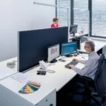 Klemmbare Akustik-Trennwand zwischen zwei Schreibtischen