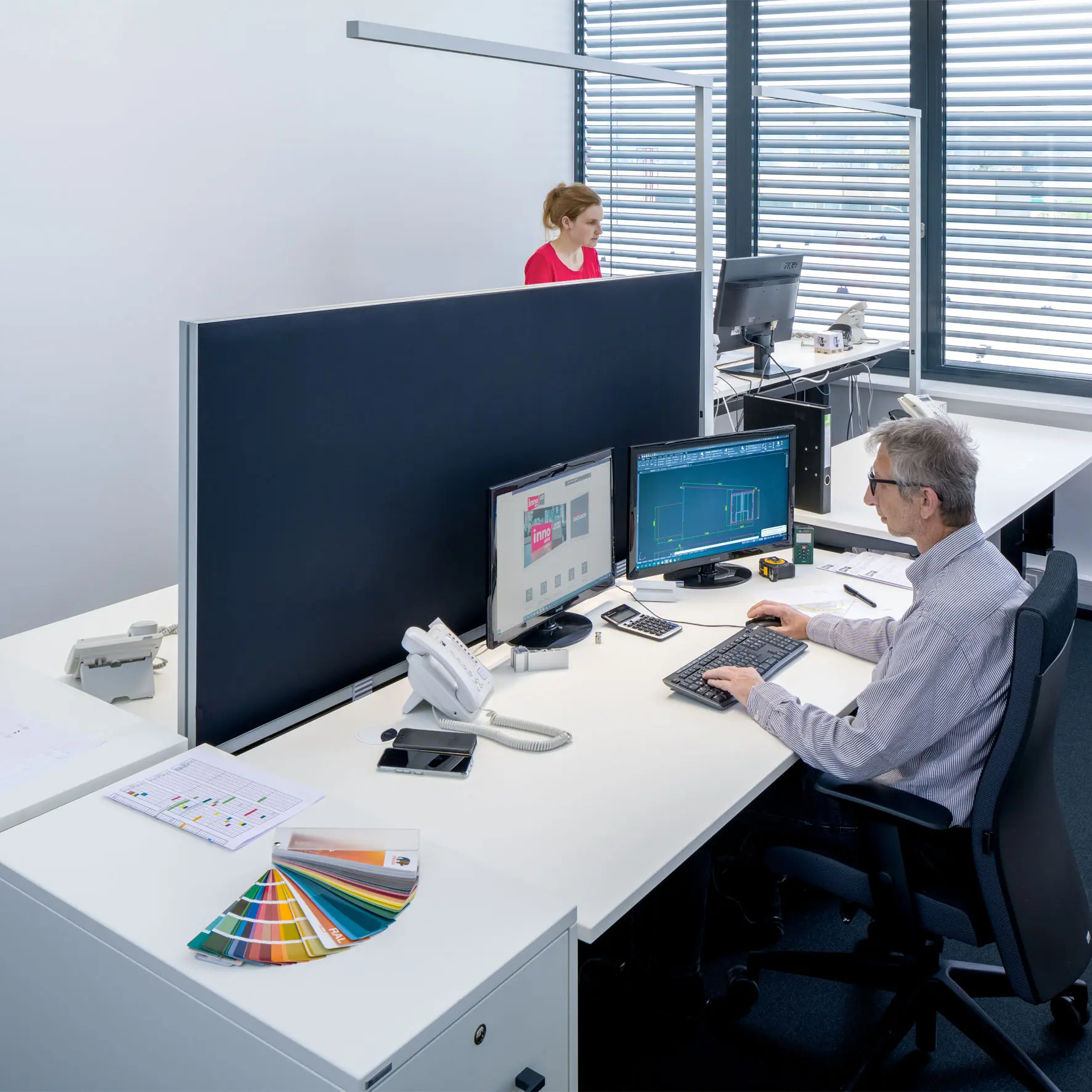 Klemmbare Akustik-Trennwand zwischen zwei Schreibtischen