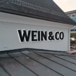 Rückleuchter bei Dämmerung – auffällige Außenwerbung für Geschäfte