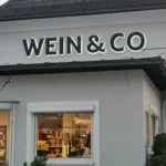 LED-Leuchtbuchstaben mit starkem Leuchteffekt an Gebäudewand – wetterfeste Fassadenbeschriftung