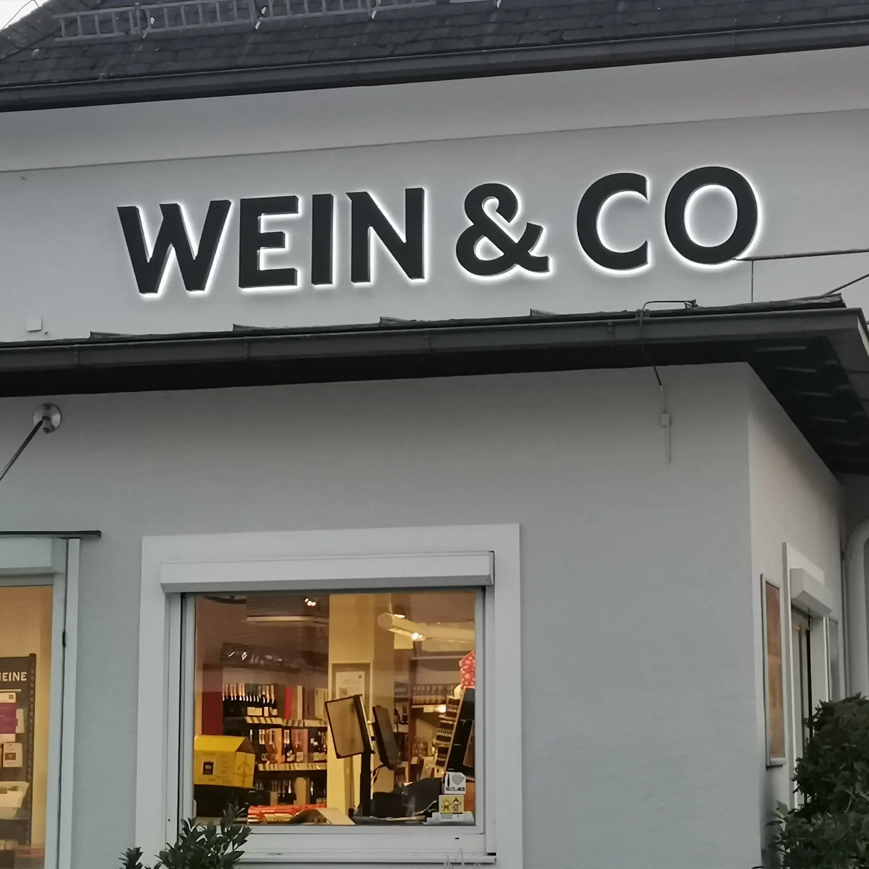 LED-Leuchtbuchstaben mit starkem Leuchteffekt an Gebäudewand – wetterfeste Fassadenbeschriftung