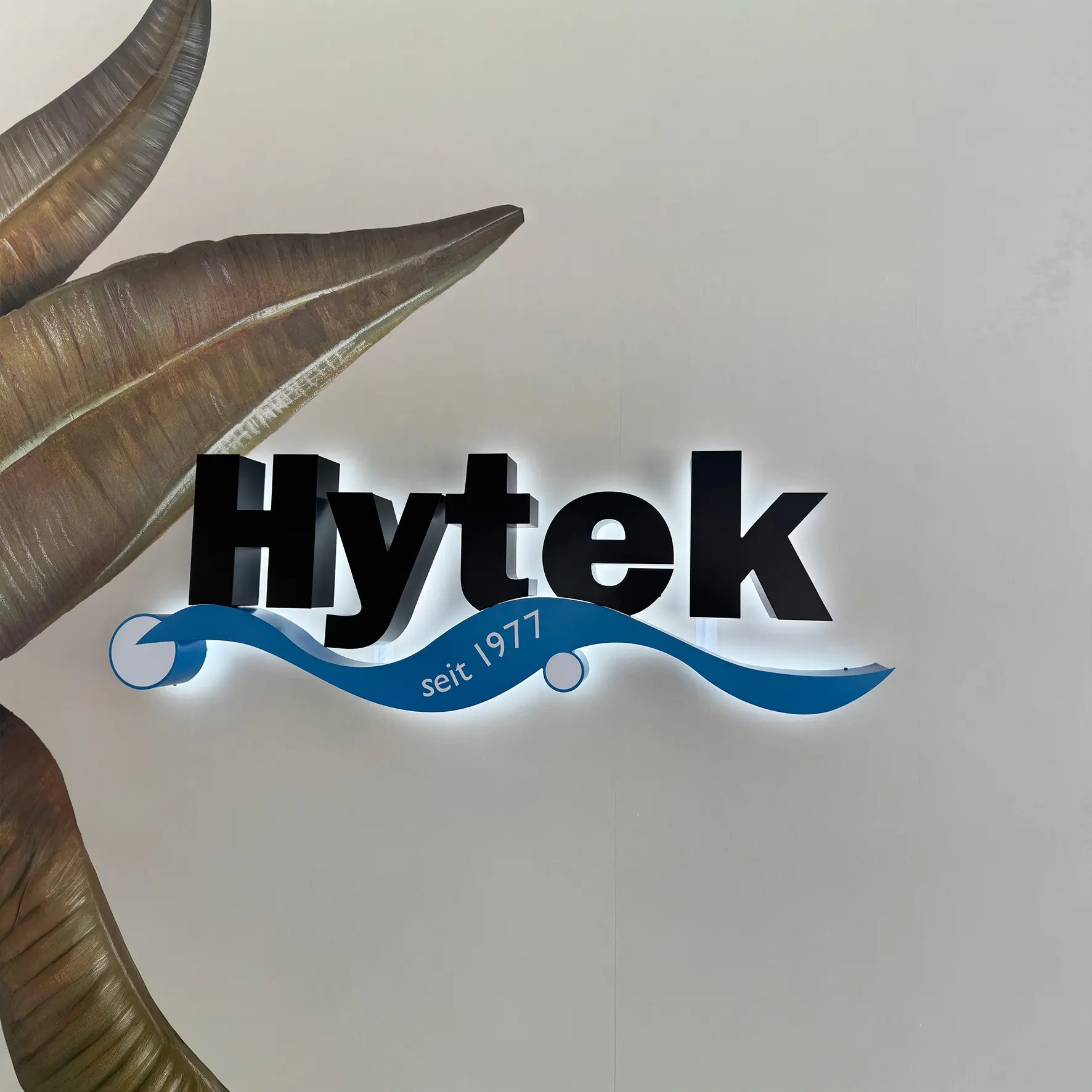 LED-Schriftzug im Showroom – Rückleuchter mit moderner Lichtwirkung