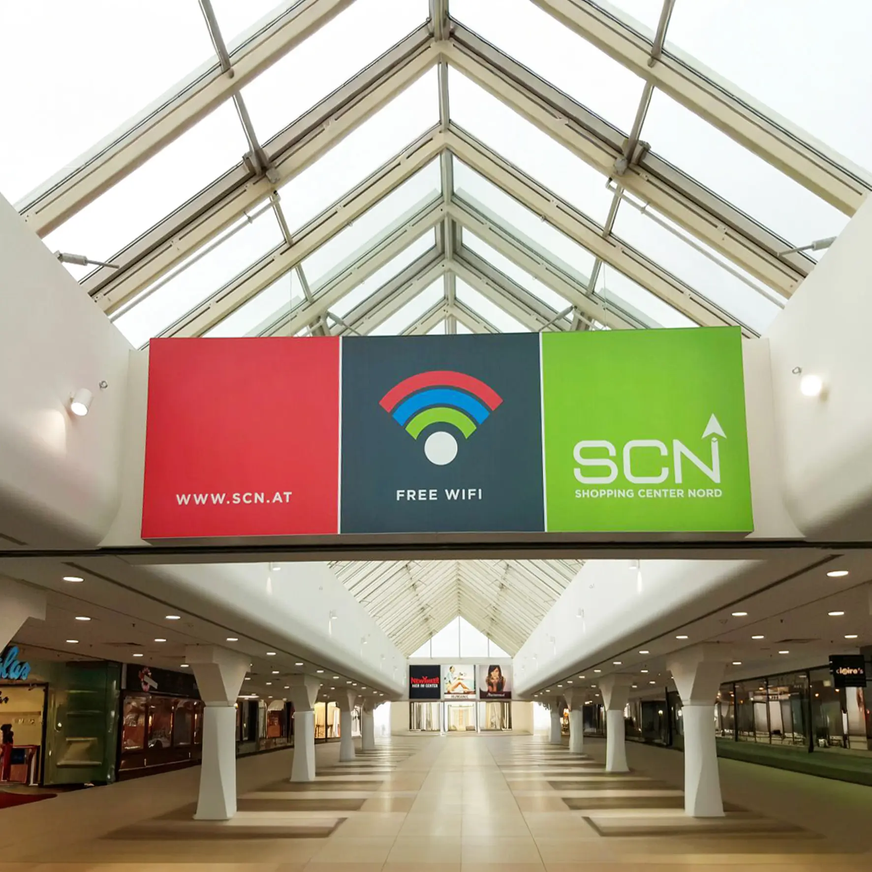 Leuchtschild mit bedruckter Spanntuchfront in Einkaufszentrum