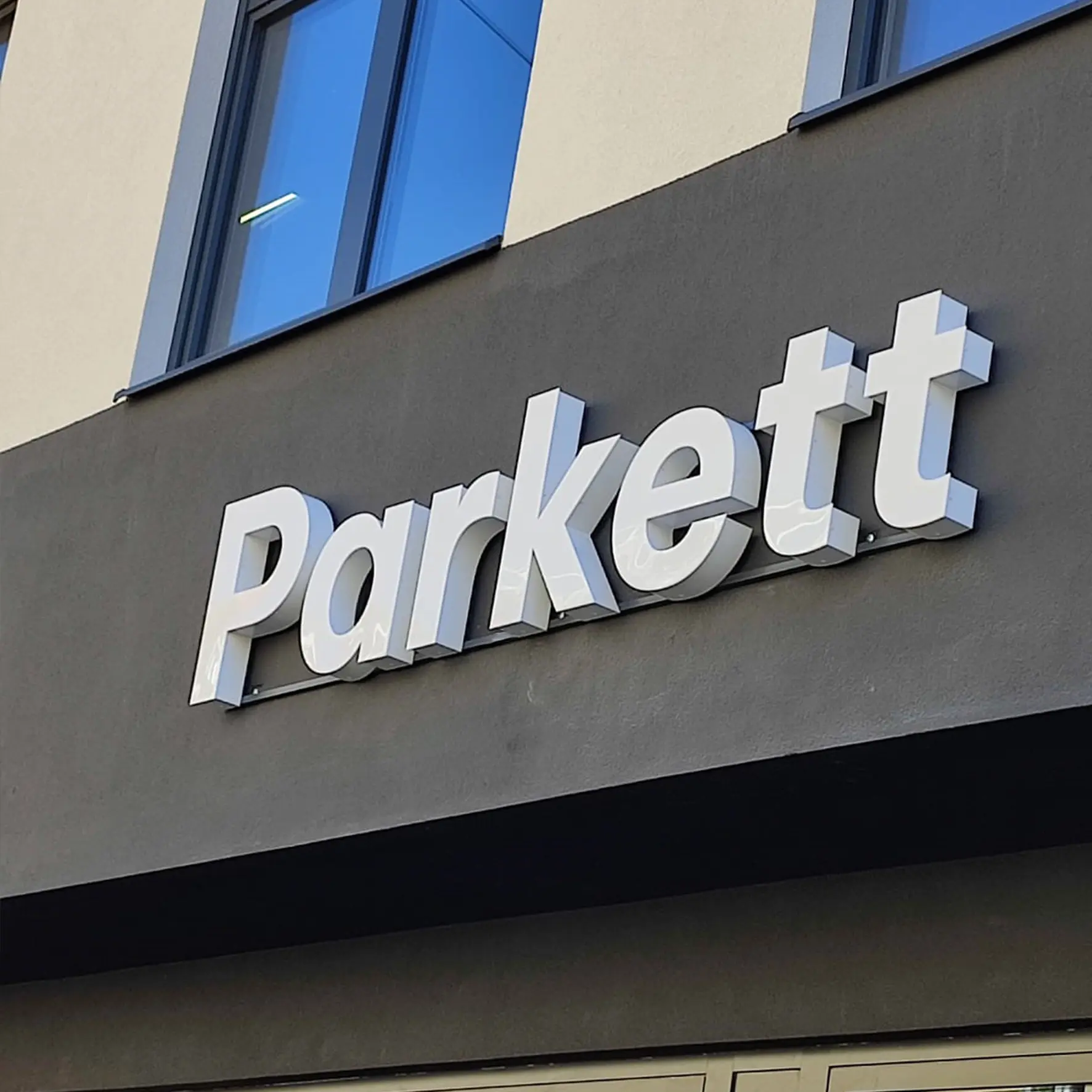 Frontleuchter für Fassadenbeschriftung – wetterfest und langlebig