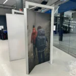 Hinterleuchteter Raumteiler mit Stoffmotiv und LED-Beleuchtung