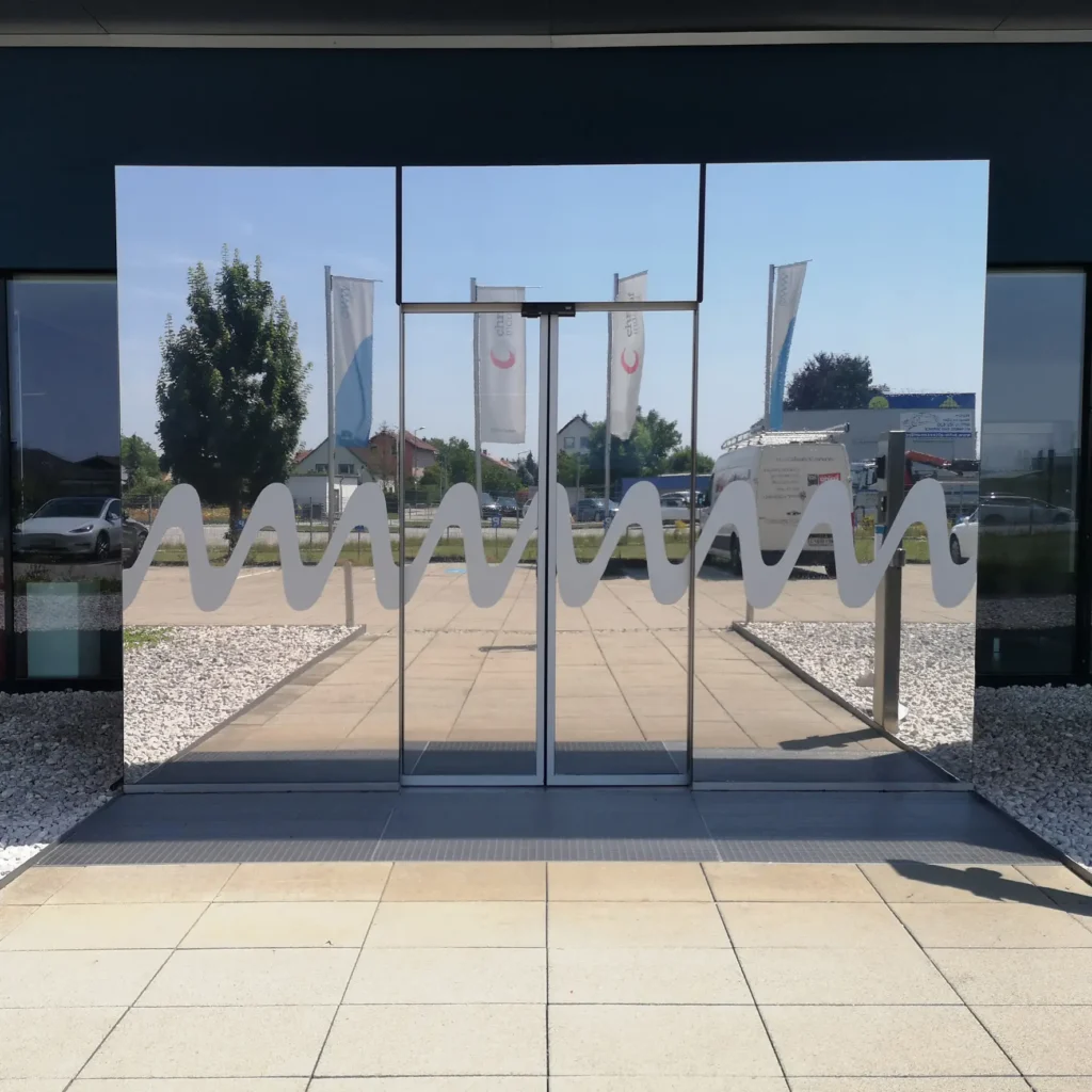 Büroeingang mit Sonnenschutzfolie gegen Blendung und starke Sonneneinstrahlung